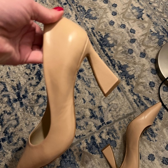 Vince Camuto elegant Beige/Nude/Neutral pumps - Picture 3 of 9